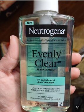 Neutrogena Evenly Clear Acne Cleanser - Clear with Teal Label